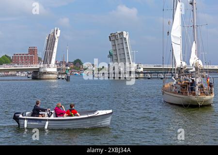 Offene Gleichgewichtsbrücke, Boote, Menschen, Kappeln, Schlei, Schleswig-Holstein, Deutschland Stockfoto