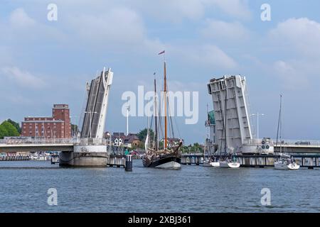 Offene Balancebrücke, Segelschiff, Kappeln, Schlei, Schleswig-Holstein, Deutschland Stockfoto