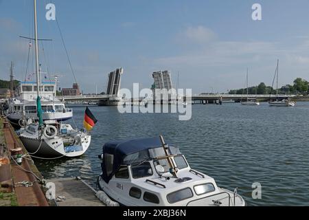 Offene Gleichgewichtsbrücke, Boote, Hafen, Kappeln, Schlei, Schleswig-Holstein, Deutschland Stockfoto