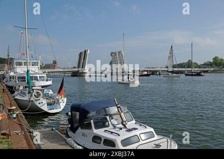 Offene Gleichgewichtsbrücke, Boote, Hafen, Kappeln, Schlei, Schleswig-Holstein, Deutschland Stockfoto