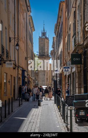 Aix-EN-Provence, Frankreich - 04 20 2023: Blick auf eine typische Straße in einem Dorf in der Provence Stockfoto