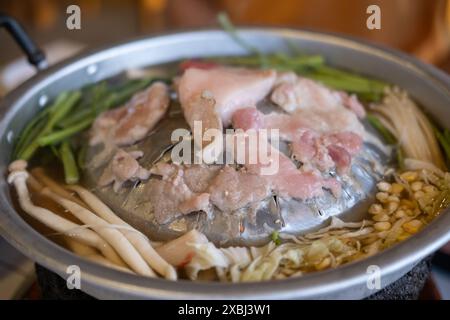 Thailändisches Schweinebauch-Barbecue mit Gemüsesuppe Stockfoto