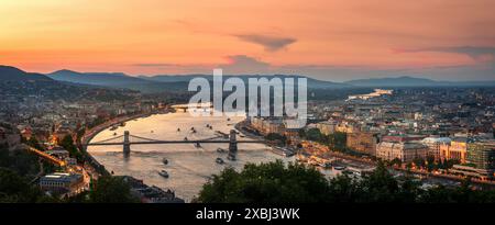 Panoramablick auf die Skyline von Budapest von oben nach dem Sonnenuntergang Stockfoto