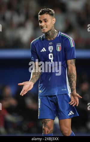 Empoli, Italien. Juni 2024. Italiens Gianluca Scamacca reagiert während des Freundschaftsspiels 2024 zwischen Italien und Bosnien und Herzegowina im Carlo Castellani Stadion - Sport, Fußball - Empoli, Italien - Sonntag, 8. Juni 2024 (Foto: Massimo Paolone/LaPresse) Credit: LaPresse/Alamy Live News Stockfoto