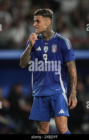 Empoli, Italien. Juni 2024. Italiens Gianluca Scamacca reagiert während des Freundschaftsspiels 2024 zwischen Italien und Bosnien und Herzegowina im Carlo Castellani Stadion - Sport, Fußball - Empoli, Italien - Sonntag, 8. Juni 2024 (Foto: Massimo Paolone/LaPresse) Credit: LaPresse/Alamy Live News Stockfoto
