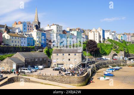 Tenby farbenfrohe Häuser über Tenby Harbour Beach mit kleinen Booten bei Ebbe Tenby Hafen Tenby Carmarthan Bucht Pembrokeshire West Wales UK GB Stockfoto