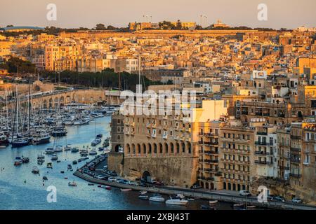 Blick auf den Grand Harbor von den Mauern der Festung Valletta bei Sonnenuntergang. Stockfoto