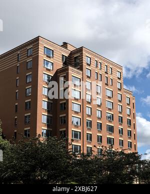 Hohe Apartmentgebäude in Downtown brooklyn New york City (moderne Wohn-Immobilien-Wohnung) Fenster geometrisch zeitgenössisch Stockfoto