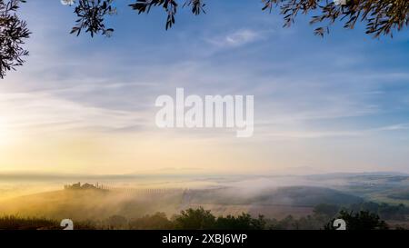 Blick auf den Bauernhof Poggio Covili in der Toskana, Italien bei Sonnenaufgang Stockfoto