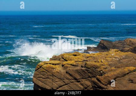 Wellen brechen über Felsen in der Sonne, Oregon Coast, Boiler Bay, USA Stockfoto