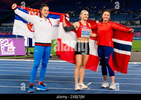 Rom, Italien. Juni 2024. ROM, ITALIEN - 11. JUNI: Adriana Vilagos aus Serbien, Victoria Hudson aus Österreich und Marie-Therese Obst aus Norwegen feiern mit Fahnen, nachdem sie am 5. Tag der Leichtathletik-Europameisterschaft in Rom 2024 im Stadio Olimpico am 11. Juni 2024 in Rom, Italien, bei den Frauen im Javelin-Wurf teilgenommen haben. (Foto: Joris Verwijst/BSR Agency) Credit: BSR Agency/Alamy Live News Stockfoto