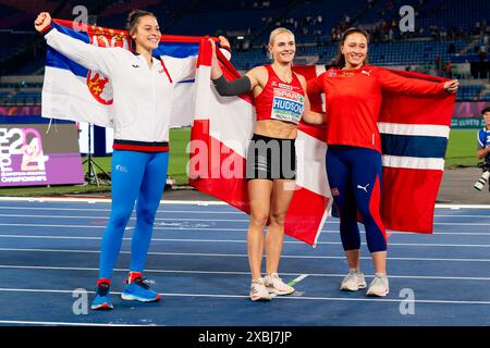 Rom, Italien. Juni 2024. ROM, ITALIEN - 11. JUNI: Adriana Vilagos aus Serbien, Victoria Hudson aus Österreich und Marie-Therese Obst aus Norwegen feiern mit Fahnen, nachdem sie am 5. Tag der Leichtathletik-Europameisterschaft in Rom 2024 im Stadio Olimpico am 11. Juni 2024 in Rom, Italien, bei den Frauen im Javelin-Wurf teilgenommen haben. (Foto: Joris Verwijst/BSR Agency) Credit: BSR Agency/Alamy Live News Stockfoto