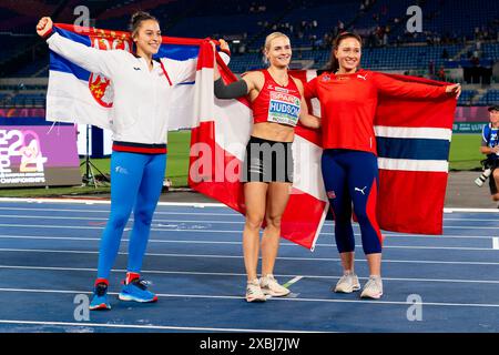 Rom, Italien. Juni 2024. ROM, ITALIEN - 11. JUNI: Adriana Vilagos aus Serbien, Victoria Hudson aus Österreich und Marie-Therese Obst aus Norwegen feiern mit Fahnen, nachdem sie am 5. Tag der Leichtathletik-Europameisterschaft in Rom 2024 im Stadio Olimpico am 11. Juni 2024 in Rom, Italien, bei den Frauen im Javelin-Wurf teilgenommen haben. (Foto: Joris Verwijst/BSR Agency) Credit: BSR Agency/Alamy Live News Stockfoto