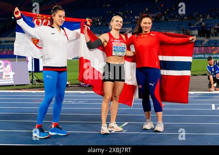 Rom, Italien. Juni 2024. ROM, ITALIEN - 11. JUNI: Adriana Vilagos aus Serbien, Victoria Hudson aus Österreich und Marie-Therese Obst aus Norwegen feiern mit Fahnen, nachdem sie am 5. Tag der Leichtathletik-Europameisterschaft in Rom 2024 im Stadio Olimpico am 11. Juni 2024 in Rom, Italien, bei den Frauen im Javelin-Wurf teilgenommen haben. (Foto: Joris Verwijst/BSR Agency) Credit: BSR Agency/Alamy Live News Stockfoto