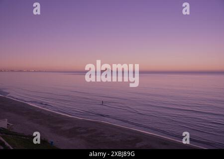 Blick auf den Sonnenuntergang aus der Luft mit einer Insel am Horizont am Strand La Manga in Murcia, Spanien Stockfoto