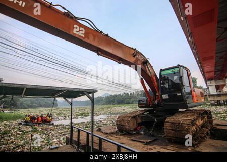 West Bandung Regency, Indonesien. Juni 2024. Die Offiziere, die am 12. Juni den gestapelten Müll im Citarum Batujajar River, West Bandung Regency, West Java, Indonesien, säuberten. 2024. der Müllhaufen im Fluss Citarum im Bezirk Batujajar wird auf 3 Kilometer lang und 60 Meter breit geschätzt, wobei das Volumen der Kunststoffabfälle schätzungsweise mehr als 100 Tonnen erreicht hat. (Foto: Rasyad Yahdiyan/INA Photo Agency/SIPA USA) Credit: SIPA USA/Alamy Live News Stockfoto