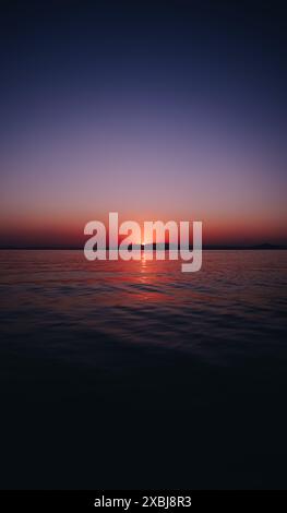 Farbenfroher Sonnenuntergang am Strand La Manga, Murcia, Spanien Stockfoto