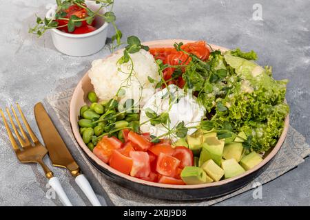 Salatschüssel mit Reis, Lachs, Tomaten, Gurken und Avocado. Pochiertes Ei. Kopierbereich Stockfoto