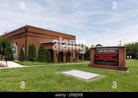 Mt. Airy, North Carolina, USA-1. Juni 2024: Diagonale Vorderansicht des Andy Griffth Playhouse und ein identifizierendes Denkmalschild. Stockfoto