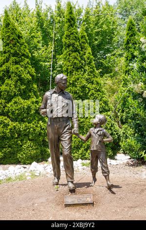 Mt. Airy, NC, USA-1. Juni 2024: Eine Skulptur der Charaktere von Andy und Opie, Vater und Sohn in der Poputlar-Show Andy Griffith. Stockfoto