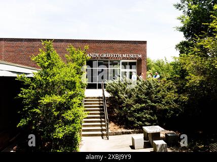 Mt. Airy, NC, USA-1. Juni 2024: Vordereingang zum Andy Griffith Museum, mit mehreren Personen. Laub definiert die Stufen bis zum Buildin Stockfoto