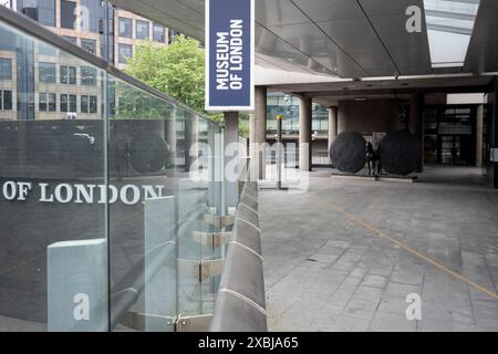 Eine Außenansicht des ehemaligen Museum of London, das heute geschlossen ist und am 12. Juni 2024 von seinem heutigen Standort an der London Wall verlegt werden soll, in London, England. Das Museum of London an der London Wall wurde im Dezember 2022 geschlossen, bevor es nach Smithfield General Market verlegt wurde. Stockfoto