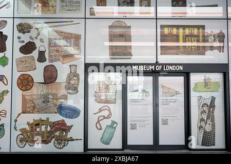 Eine Außenansicht des ehemaligen Museum of London, das heute geschlossen ist und am 12. Juni 2024 von seinem heutigen Standort an der London Wall verlegt werden soll, in London, England. Das Museum of London an der London Wall wurde im Dezember 2022 geschlossen, bevor es nach Smithfield General Market verlegt wurde. Stockfoto