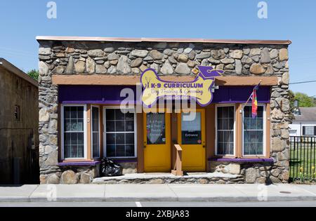 Clyde, NC, USA-4. Mai 2023: Eine Hundeausbildungs- und -Pflegeeinrichtung namens 'K-9 Curriculum, in einem kleinen Gebäude in der Innenstadt von Clyde. Stockfoto