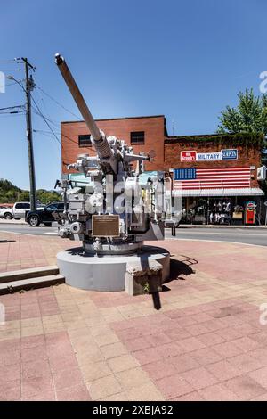 Clyde, NC, USA-4. Mai 2023: Platz in der Innenstadt mit 50-mm-Militärpistolen und militärischem Überschußladen. Stockfoto