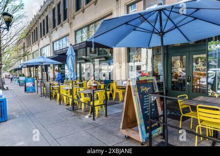 Asheville, NC, USA-4. Mai 2023: Page St. in der Innenstadt mit Restaurant auf dem Bürgersteig. Perspektivische Ansicht unten auf dem Gehweg. Stockfoto