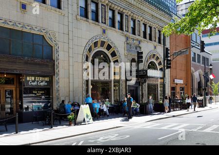 Asheville, NC, USA-4. Mai 2023: Patton Ave. Zeigt das alte Gebäude der S&W Cafeteria, das heute die Times Bar und andere Veranstaltungsorte beherbergt. Stockfoto