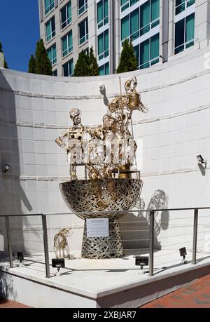 Asheville, NC, USA-4. Mai 2023: Edelstahlskulptur mit dem Titel „Ode to Buskers & Asheville Music“ in Lexington and Patton. Stockfoto