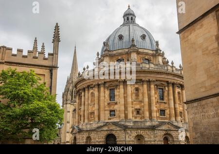 Die Radcliffe Camera ist ein kreisförmiges Gebäude im Zentrum von Oxford, das ursprünglich die Radcliffe Science Library für die University of Oxford beherbergte Stockfoto