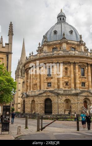 Die Radcliffe Camera ist ein kreisförmiges Gebäude im Zentrum von Oxford, das ursprünglich die Radcliffe Science Library für die University of Oxford beherbergte Stockfoto