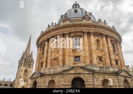Die Radcliffe Camera ist ein kreisförmiges Gebäude im Zentrum von Oxford, das ursprünglich die Radcliffe Science Library für die University of Oxford beherbergte Stockfoto