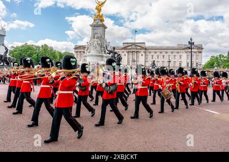 Die Band der Walisischen Garde nimmt an der Zeremonie des Wachwechsels im Buckingham Palace in London Teil. Stockfoto
