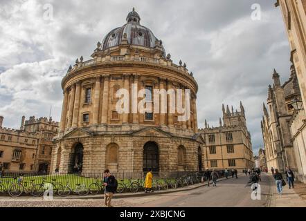 Die Radcliffe Camera ist ein kreisförmiges Gebäude im Zentrum von Oxford, das ursprünglich die Radcliffe Science Library für die University of Oxford beherbergte Stockfoto