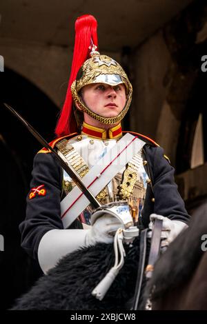 Eine berittene Königsgarde bei der Horseguards Parade, Whitehall, London, Großbritannien. Stockfoto