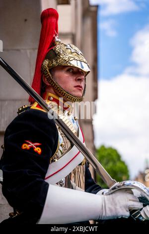 Eine berittene Königsgarde bei der Horseguards Parade, Whitehall, London, Großbritannien. Stockfoto