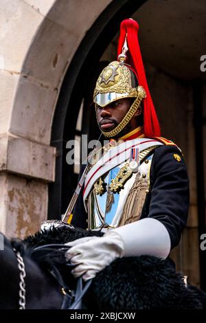 Eine berittene Königsgarde bei der Horseguards Parade, Whitehall, London, Großbritannien. Stockfoto