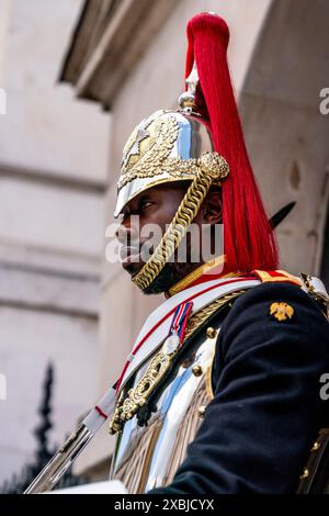 Eine berittene Königsgarde bei der Horseguards Parade, Whitehall, London, Großbritannien. Stockfoto