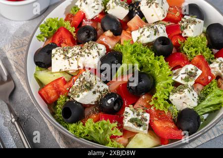 Salat mit Oliven und Gurken, Tomaten, Käse und Sauce. Gekochtes Ei, Kopierraum Stockfoto