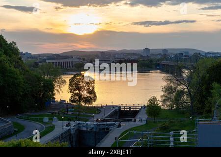 Ottawa, Kanada - 16. Mai 2024: Rideau-Kanalschleusen und Ottawa River in der Innenstadt bei Sonnenuntergang. Stockfoto