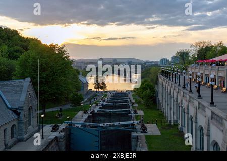 Ottawa, Kanada - 16. Mai 2024: Rideau Canal Schleusen in der Innenstadt. Blick auf den Ottawa River bei Sonnenuntergang. Stockfoto