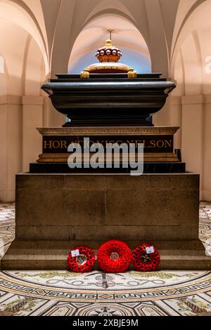 Der Sarkophag von Horatio Nelson in der Krypta der St Paul's Cathedral, London, Großbritannien. Stockfoto