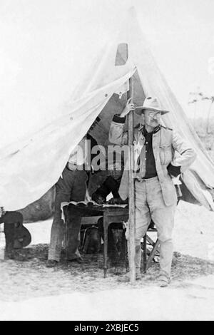 Oberstleutnant Theodore Roosevelt (26. US-Präsident) mit der freiwilligen Kavallerie der Rough Riders in Tampa, Florida, vor der Abreise nach Kuba während des Spanisch-Amerikanischen Krieges. Stockfoto