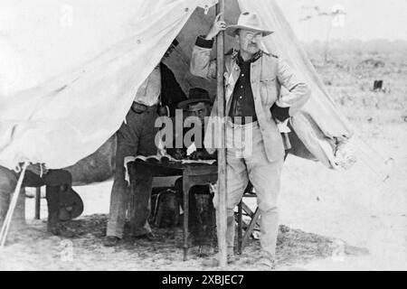 Oberstleutnant Theodore Roosevelt (26. US-Präsident) mit der freiwilligen Kavallerie der Rough Riders in Tampa, Florida, vor der Abreise nach Kuba während des Spanisch-Amerikanischen Krieges. Stockfoto