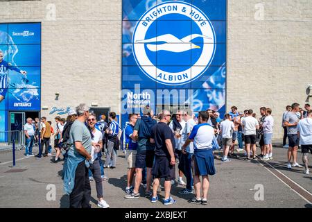 Fans von Brighton und Hove Albion treffen sich vor dem Amex Stadium kurz vor dem Spiel der Premier League gegen Manchester United, Brighton, UK. Stockfoto