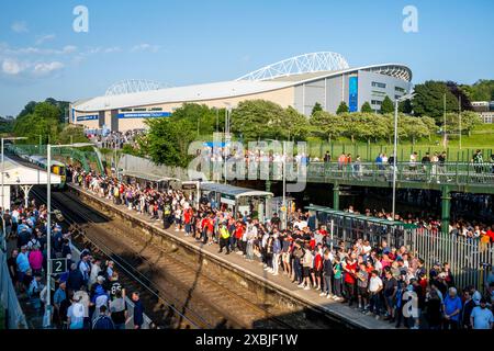 Fans von Brighton und Hove Albion und Manchester United warteten auf Züge in der Falmer Station nach Einem Spiel zwischen den beiden Seiten Brighton, Sussex, UK Stockfoto