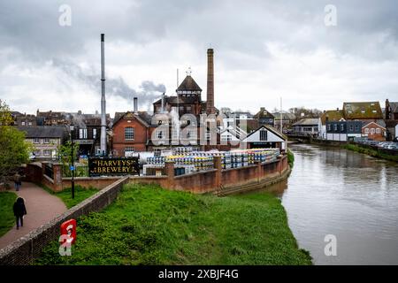 Harveys Brewery and the River Ouse, Lewes, East Sussex, Großbritannien. Stockfoto